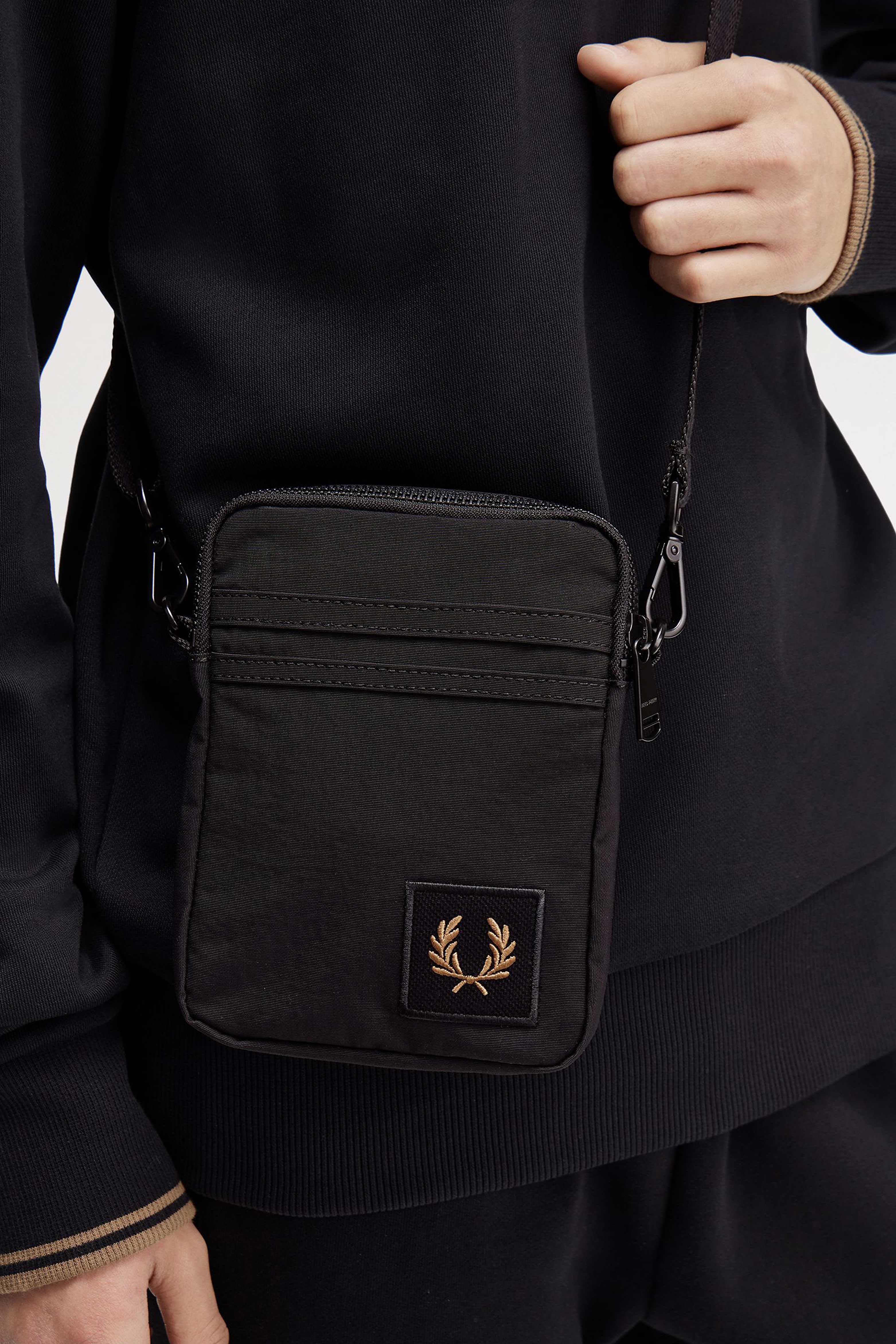 NYLON BADGE SMALL SIDE BAG thumbnail 4